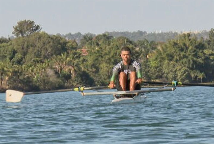 Ao se aproximarem de uma área da Universidade de Brasília (UnB), os remadores avistaram um barco abandonado.