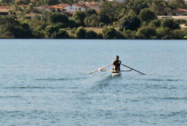 A origem do barco era desconhecida, mas Fabiano teve a ideia de procurar André Luiz Corrêa, que já possuía outras embarcações e vinha de uma família de remadores que explorou as águas do lago nos primeiros dias da construção de Brasília.