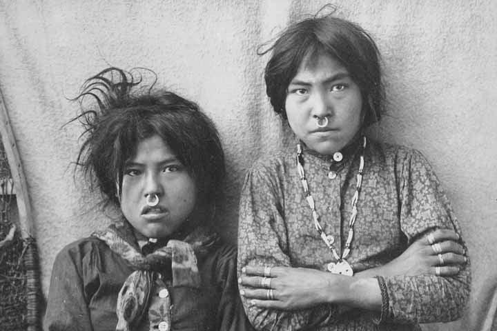 A localização dos acessórios nos esqueletos permitiu a conclusão de que eles tinham finalidade ornamental, como piercings. 
