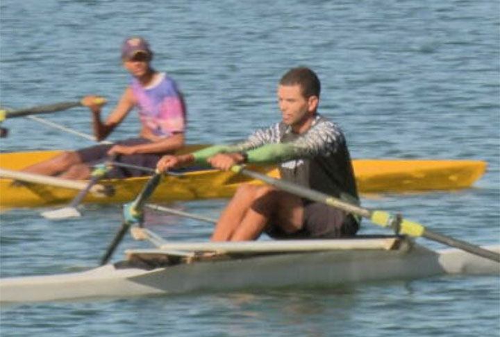 A história foi compartilhada pelo instrutor de remo, Fabiano Dias. Ele estava liderando uma turma de seis alunos saindo de um clube na Asa Norte em direção à ponte do Bragueto por volta das 6h.