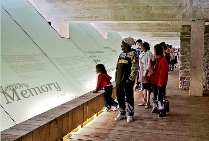 O Memorial da Abolição da Escravatura de Nantes (França) foi inaugurado em 2011 e fica às margens do Rio Loire, em Nantes. O porto fluvial da cidade servia para expedições francesas de tráfico de escravos.
