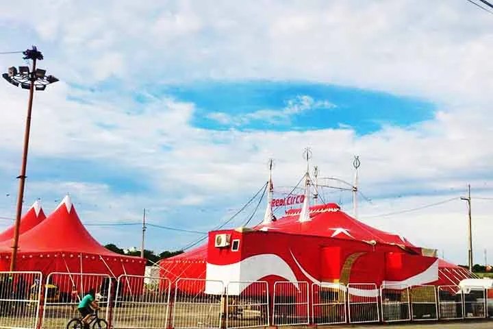 Roma por sua vez, tem papel muito importante na história do circo. Por lá, artistas populares passaram a improvisar suas apresentações em praças públicas, feiras e entradas de igrejas.