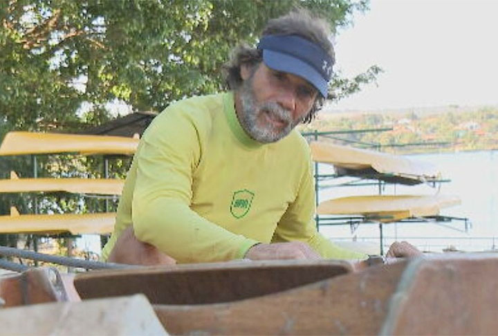 Segundo ele, o barco estava perdido há quatro meses. Alguém foi até o deck, destruiu cinco barcos e, nesse dia, o barco sumiu, contou o homem.