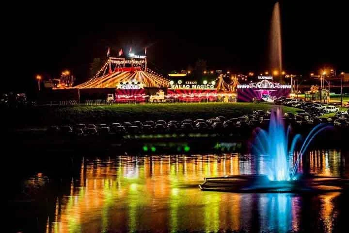 Em 1768, o inglês inglês Philip Astley, pai do circo moderno, criou um espaço circular para exibir habilidades de equitação. Ele adicionou posteriormente outros elementos, como palhaços e acrobatas, consolidando o formato que conhecemos hoje.