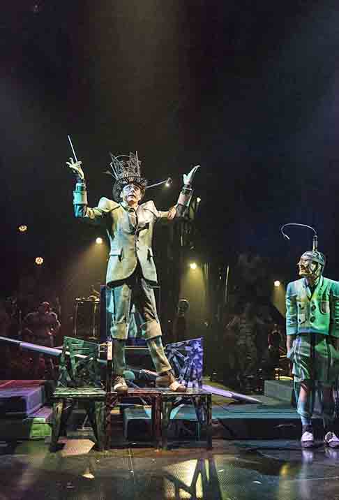 O uso de iluminação elétrica, trilhas sonoras elaboradas e cenários grandiosos trouxe mais sofisticação às apresentações.