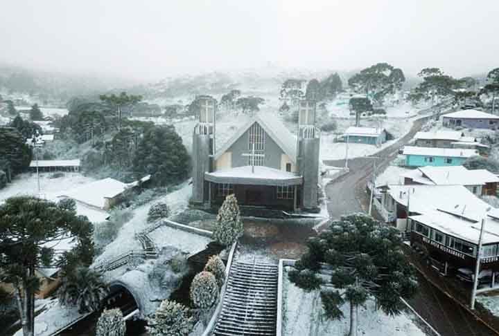 A Igreja Matriz Santa Ana de Urupema, além de um símbolo de fé e história para a cidade, conta com a Gruta Nossa Senhora de Lourdes e uma miniqueda d’agua.