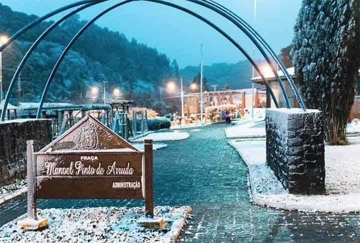 A Praça Municipal Manoel Pinto de Arruda traz todo o charme de uma cidade pequena, ainda mais no inverno. 