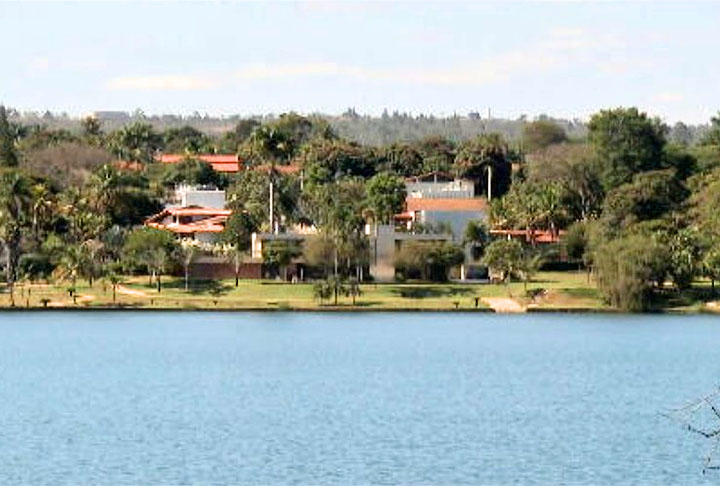 Ao longo do tempo, o lago se tornou um importante ponto turístico de Brasília. As suas margens são repletas de áreas verdes, bares, restaurantes e clubes. 