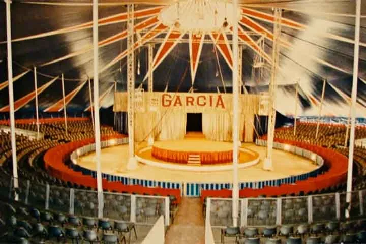 Na Inglaterra, especificamente no século XVIII, surgiu o circo moderno com seu picadeiro circular e a reunião das atrações que compõem o espetáculo ainda hoje. 