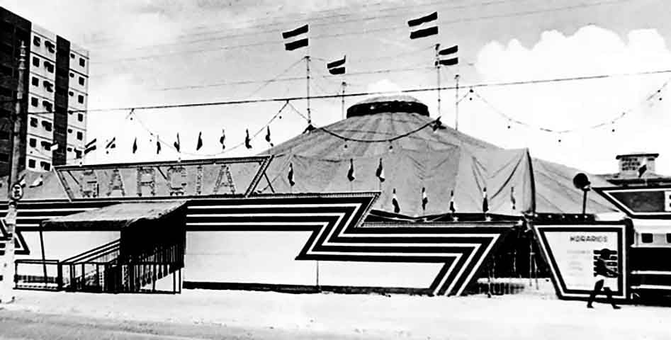 O primeiro a se tornar famoso foi o Circus Maximus, que teria sido inaugurado no século VI a.C., com capacidade para 150 mil pessoas. 