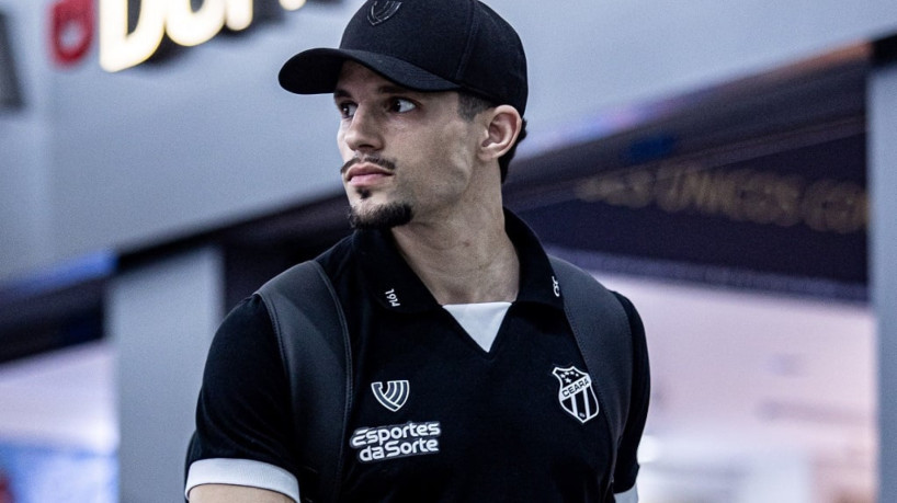 Lateral-direito Rafael Ramos durante embarque da delegação do Ceará