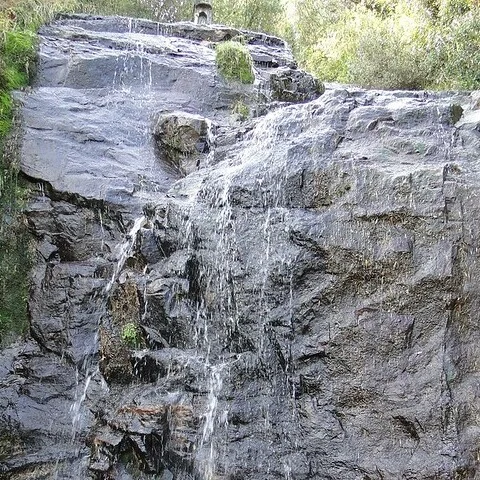 O local costuma atrair visitantes que param para tirar fotos da cachoeira completamente formada por cristais de gelo. 