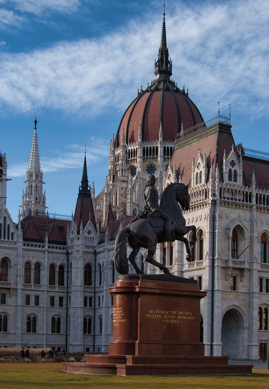Palácio do Parlamento, (Budapeste, Hungria)- A cúpula do edifício gótico-renascentista é um dos marcos de Budapeste, com impressionante simetra. O interior da cúpula tem vitrais coloridos, estátuas de antigos governantes e heróis húngaros, além de ornamentos em ouro. 