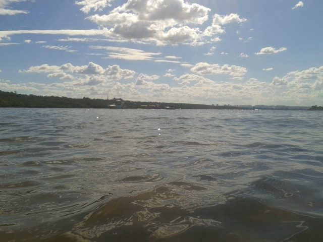 Apesar de ser um importante habitat para a fauna e flora local, o Lago Paranoá também passou a enfrentar alguns problemas ambientais, como a poluição e a eutrofização.