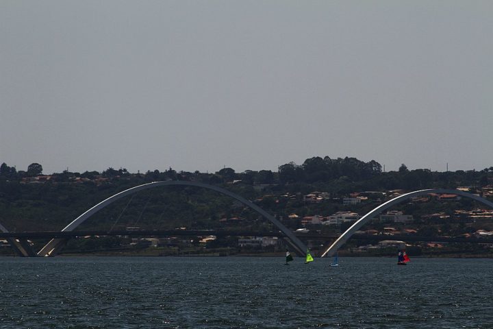 Já a eutrofização é um processo de enriquecimento das águas com nutrientes, que pode causar o crescimento excessivo de algas e plantas aquáticas, prejudicando a qualidade da água e a biodiversidade local.