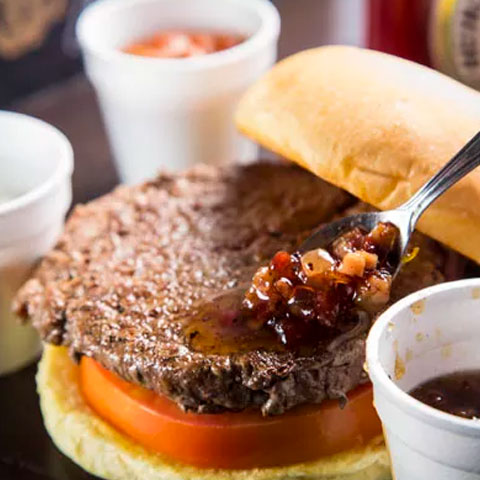 Hambúrguer com mel de bacon e três queijos. Desenvolvido por Gustavo Scatigna para o Burguer Lab Experience 