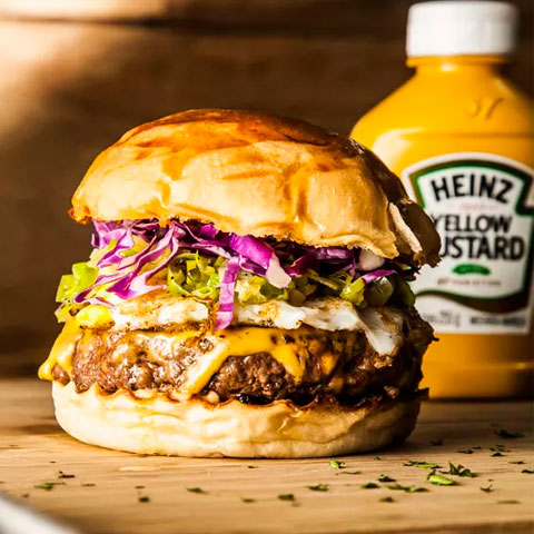 Hambúrguer de porco com maionese de jalapeño. Desenvolvido por Blue Sandwich Market