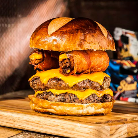 Hambúrguer com rolinhos de bacon e molho especial. Desenvolvido pelo chef Donato Galvez para o Stunt Burger.