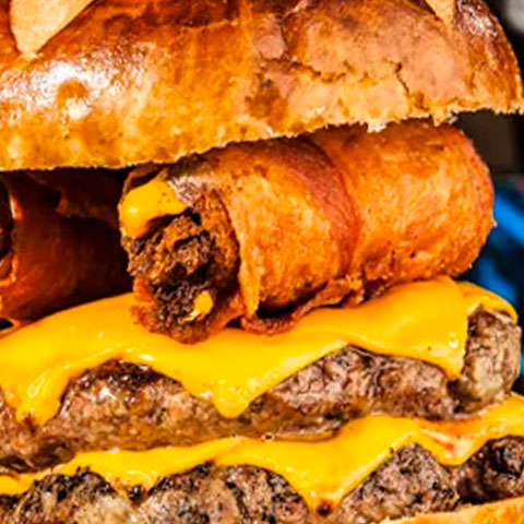 Batizado de Destruidor, ele leva queijo cheddar, rolinhos de bacon crocante e molho especial. 