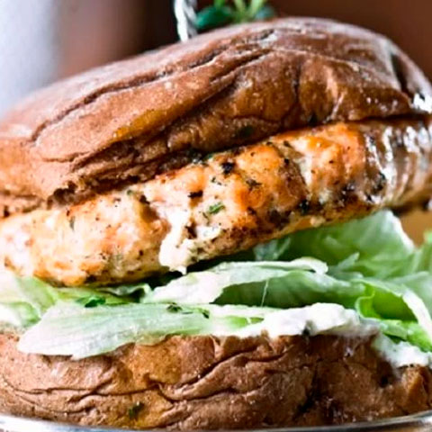 Hambúrguer de salmão com maionese temperada. desenvolvido pelo site Receitas de Minuto