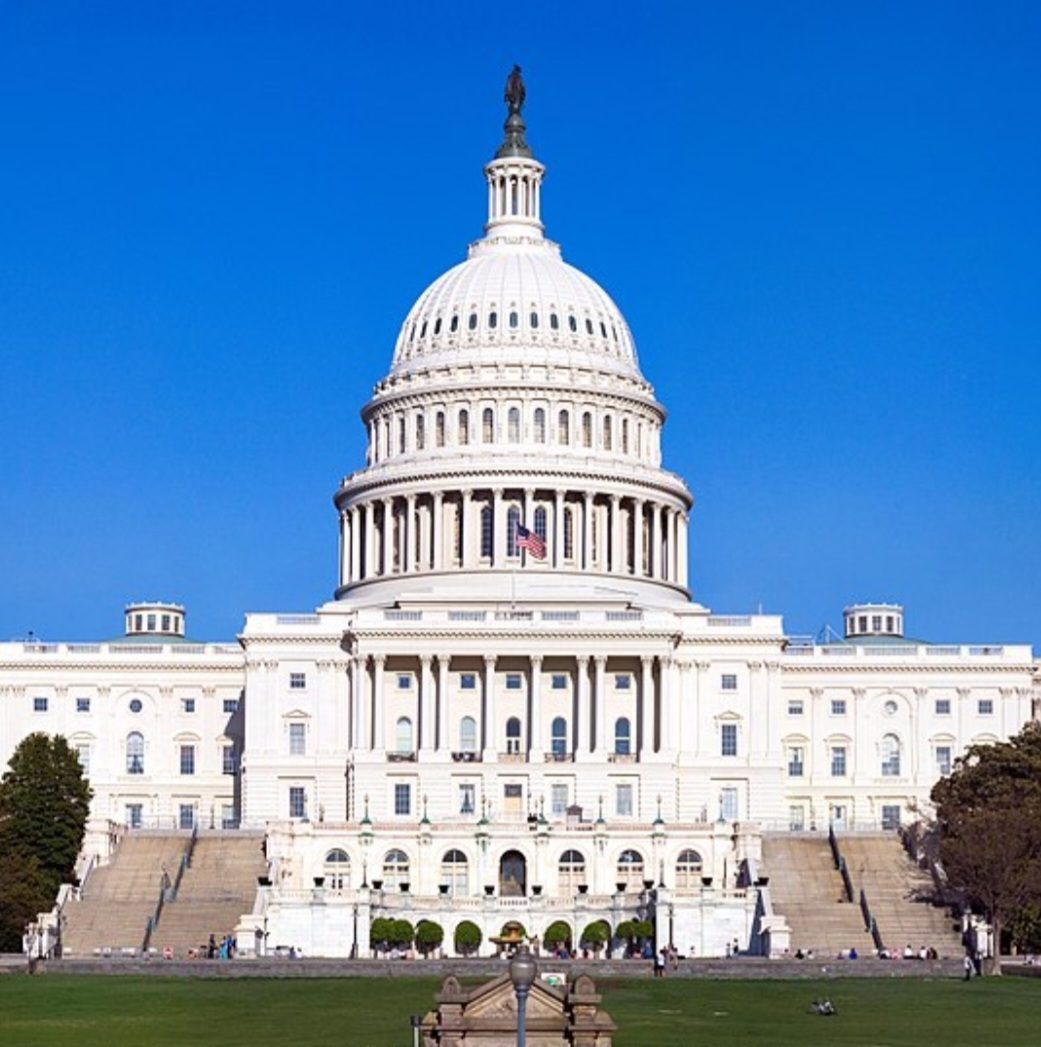 Cúpula do Capitólio dos Estados Unidos (Washington, D.C.) - A cúpula neoclássica é um símbolo importante da arquitetura americana e fica na sede do Congresso dos EUA,  representando o poder e a democracia. É conhecida pela elegância, pela estátua Freedom no topo e pela presença dominante no horizonte de Washington D.C