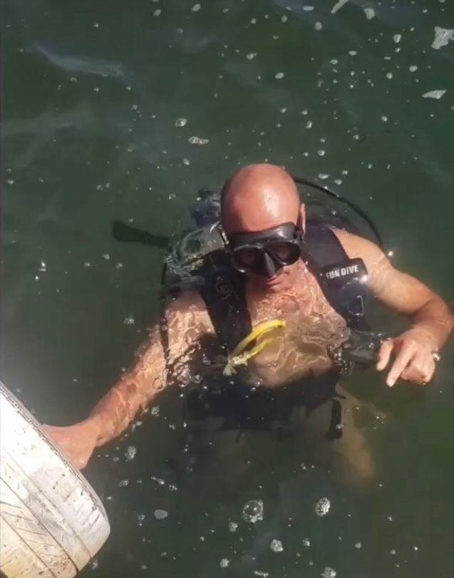 Segundo o portal “Blog do iPhone”, o homem já salvou inúmeros objetos eletrônicos do fundo do lago como smartphones e relógios inteligentes.