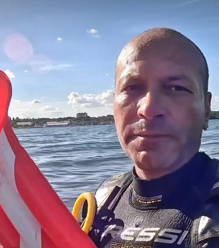 Conhecido como Magalhães, o mergulhador é um “especialista” em resgates desse tipo.