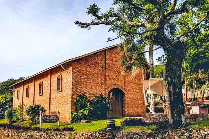 A Cristófoli, em Bento Gonçalves (RS), oferece experiências sazonais únicas, como o piquenique sobre edredom entre os parreirais ou a tradicional pisa da uva, com música e dança. A pisa ocorre entre janeiro e março, como parte do Entardecer na Vindima.