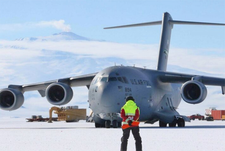 A pista está permanentemente com gelo, o que exige o uso de equipamentos especiais para evitar acúmulo de neve e para deixar a pista sempre perfeitamente plana. Para os pilotos, atenção redobrada e muita cautela nas manobras. 