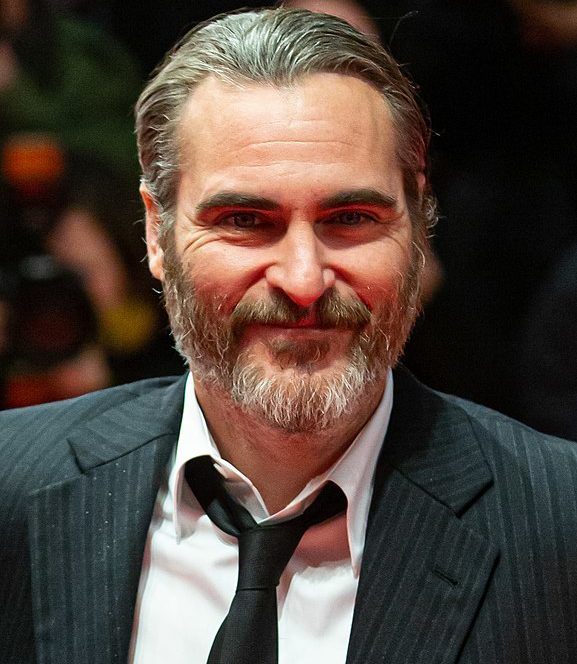 Joaquin Phoenix - O ator americano, nascido em 28/10/1974, se chama Joaquin Rafael Bottom. O sobrenome mudou quando a família deixou de integrar o grupo religioso Children of God em 1978. Phoenix (fênix, que renasce) simbolizou a nova vida da família. 