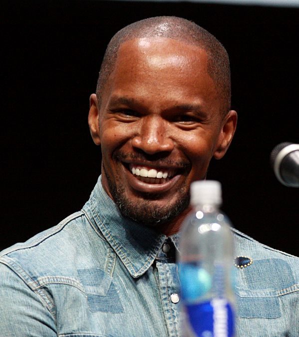 Jamie Foxx - O ator americano, nascido em 13/12/1967, se chama Eric Marlon Bishop.  Quando começou a carreira, as mulheres tinham mais chances nos clubes de comédia de Los Angeles. Ele adotou o Jamie, que é unissex. Foxx é homenagem ao humorista Redd Foxx, seu ídolo. 