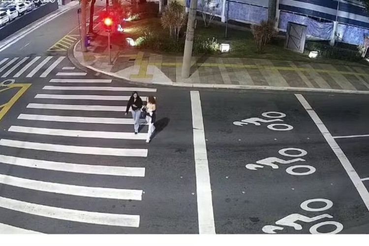 Momento em que as v&iacute;timas atravessam a faixa de pedestres