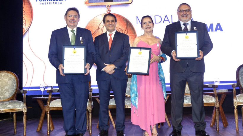 Ivens de Sá Dias Branco Júnior, Evandro Leitão, Dora Andrade e Padre Rino durante 8ª edição da entrega da Medalha Iracema