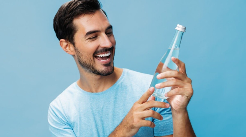 Os dentes não devem ser usados para abrir garrafas (Imagem: ShotPrime Studio | Shutterstock)