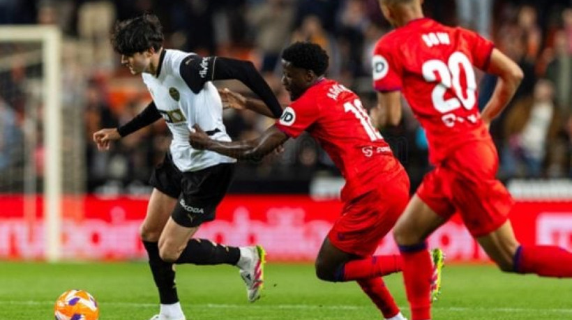 Time valenciano chega aos seis jogos sem perder e já se vê na 12ª posição do Campeonato Espanhol; Rojiblancos perdem quarta seguida