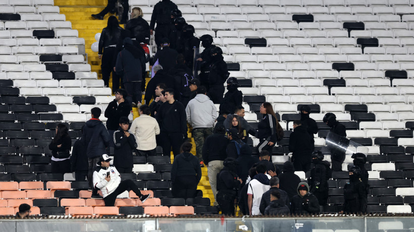 Torcedores deixam as arquibancadas no jogo Colo-Colo x Fortaleza