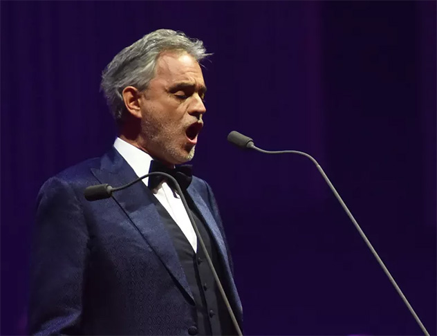 Andrea Bocelli já ganhou cinco BRIT Swards e 3 Grammys. Ele gravou 9 óperas completas, entre outros álbuns, e vendeu mais de 70 milhões de cópias no mundo. 