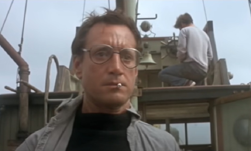 Vamos precisar de um barco maior é provavelmente a frase mais lembrada pelos fãs do filme Tubarão, após o vilão aparecer de maneira assustadora. Ela foi totalmente improvisada pelo ator Roy Scheider.