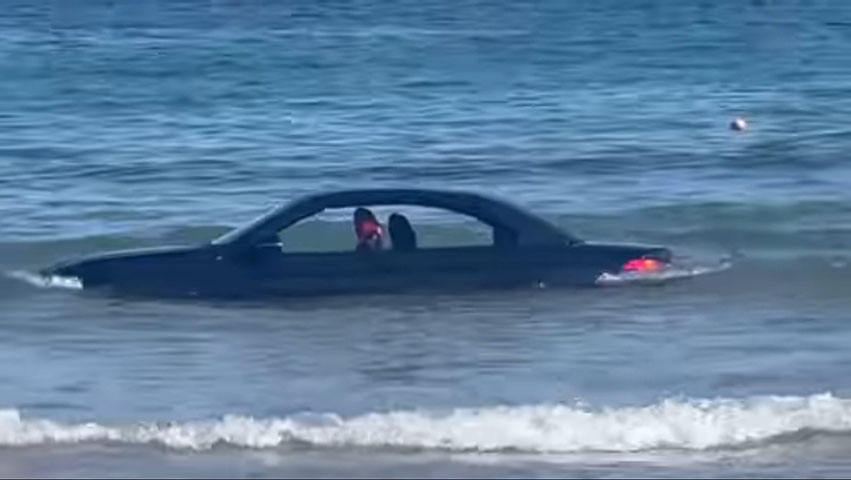 O carro estava com pessoas dentro e uma equipe da Guarda Costeira teve que fazer o resgate.  Todos ficaram bem. 