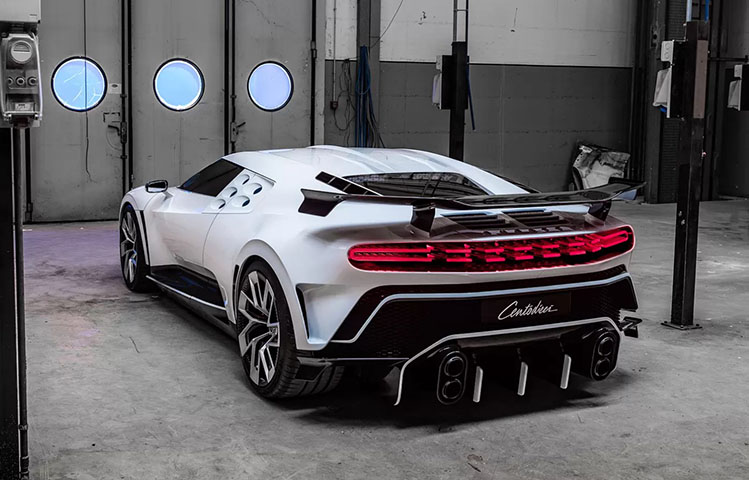 Centodieci é 110 em italiano: homenagem aos 110 anos de Ettore Bugatti, fundador da empresa. Motor de 1.600 cv. Leva 2 segundos para chegar a 100 km/h. Atinge 300 km/h (em 13 segundos).