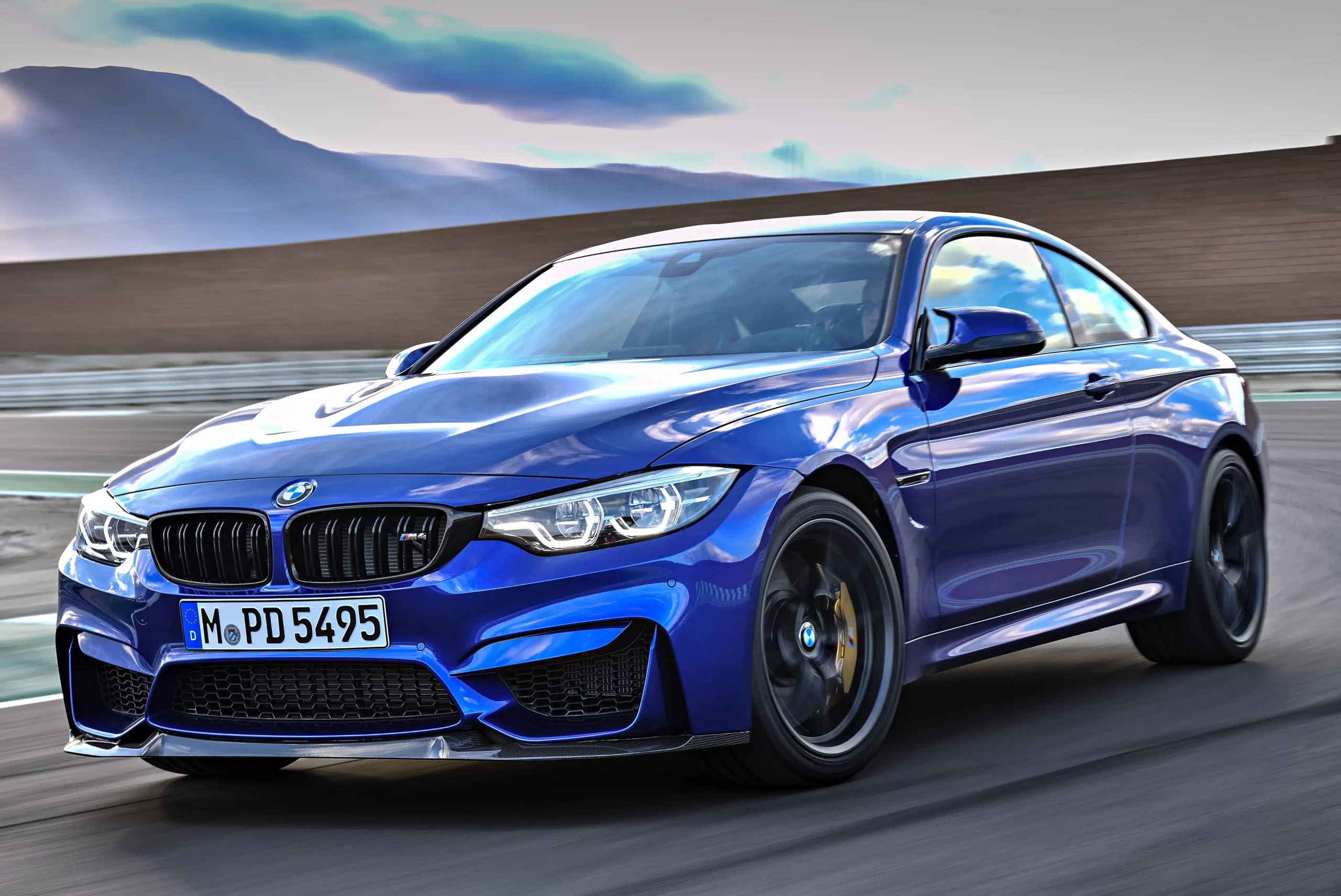 O carro é um BMW M4, modelo como o da foto, que vale cerca de R$ 615 mil. 