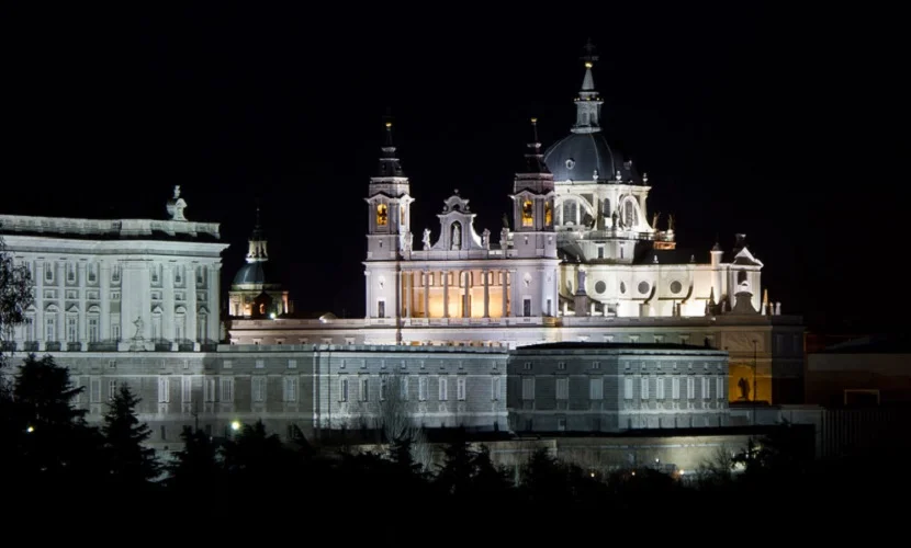 Catedral de Almudena (Catedral de la Almudena) - A Catedral de Almudena foi consagrada em 1993 pelo Papa João Paulo II, após mais de um século de construção. Esta catedral neoclássica com elementos neogóticos é dedicada à Virgem de Almudena, padroeira de Madrid.