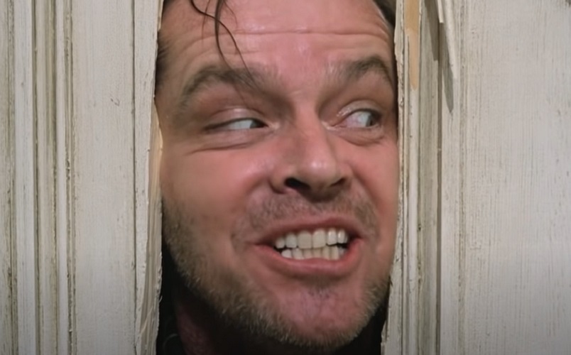 Aqui está o Johnny é provavelmente uma das frases mais lembradas da história do cinema e Jack Nicholson foi além do que o diretor e o livro apresentavam para criar essa cena histórica. 