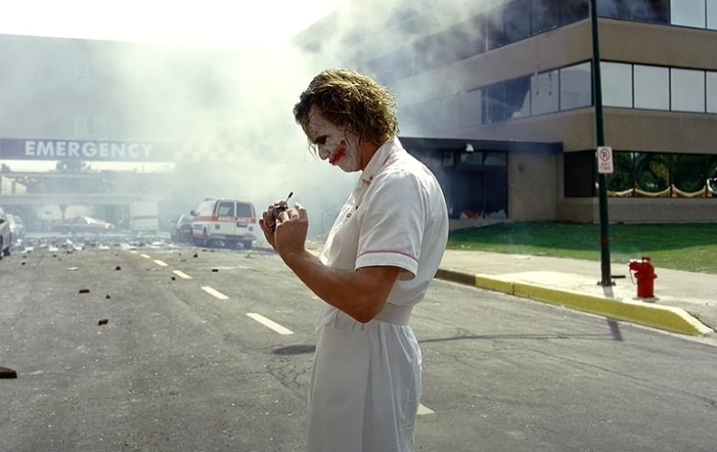 Heath Ledger não está mais entre nós mas seu trabalho como Coringa entrou para a história como um dos melhores de todos os tempos. Um dos seus momentos brilhantes aconteceu durante a explosão do hospital, que ele finge que o detonador não estava funcionando (isso não estava no roteiro).