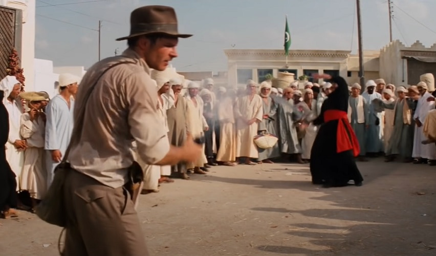 Quem assistiu esse filme não esquece da lendária cena em que o personagem principal mata seu adversário com um simples tiro. Pois bem, no roteiro estava que seria uma luta de espadas que não aconteceu porque Harrison Ford estava se sentindo mal devido a uma intoxicação alimentar.