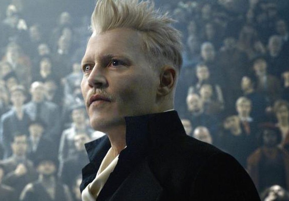 Não tem jeito, ninguém é envolvido em mais polêmicas do que a própria autora J. K. Rowling. Muitos fãs questionaram quando ela defendeu a escolha de Johnny Depp para viver Gellert Grindelwald em Animais Fantásticos e Onde Habitam (2016), filme derivado da série original.