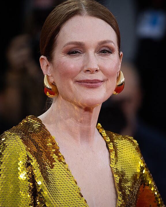 Julianne Moore - A atriz americana, nascida em 3/12/1960, se chama Julie Anne Smith. Ela juntou os dois nomes num só e adotou o sobrenome do pai. 