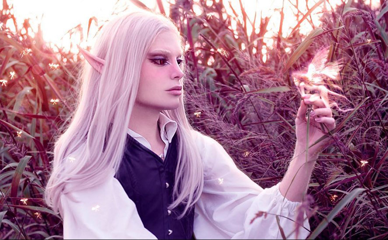 “Desde criança, usei a fantasia como forma de lidar com uma dura realidade. [...] Tudo começou com tintura de cabelo em cores chamativas, depois lentes de contato malucas, depois maquiagem... mas eu queria mais. As coisas evoluíram para o que sou hoje”, contou, ao Daily Star.