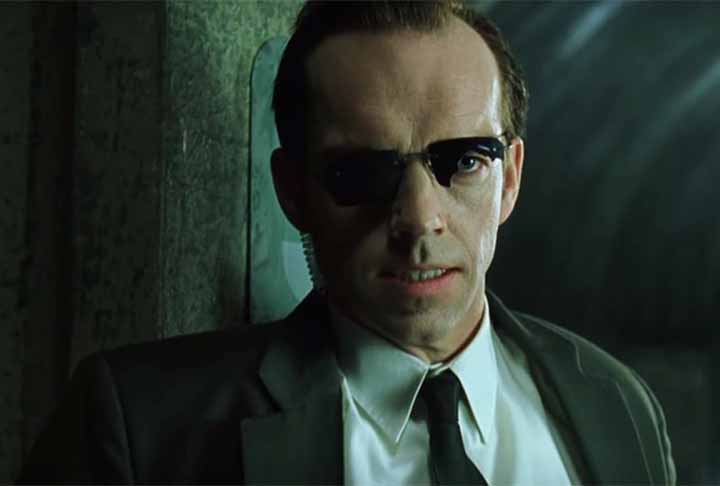 O Agente Smith, interpretado por Hugo Weaving, é o antagonista implacável de Matrix, representando a opressão e o controle do sistema. Como um programa criado para manter a ordem na Matrix, Smith busca superar suas próprias limitações e desafiar o sistema que deveria proteger. 