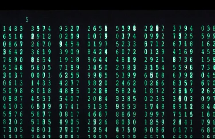 Os números 0101 que aparecem são uma referência visual ao código da Matrix, estabelecendo a premissa de que a realidade que conhecemos é uma simulação digital. Essa cena é crucial para o desenvolvimento da trama, marcando o início da jornada de Neo para descobrir a verdade.